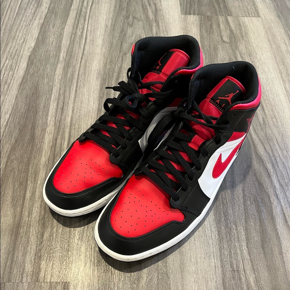 Air Jordan 1 Mid Black Red 🎸